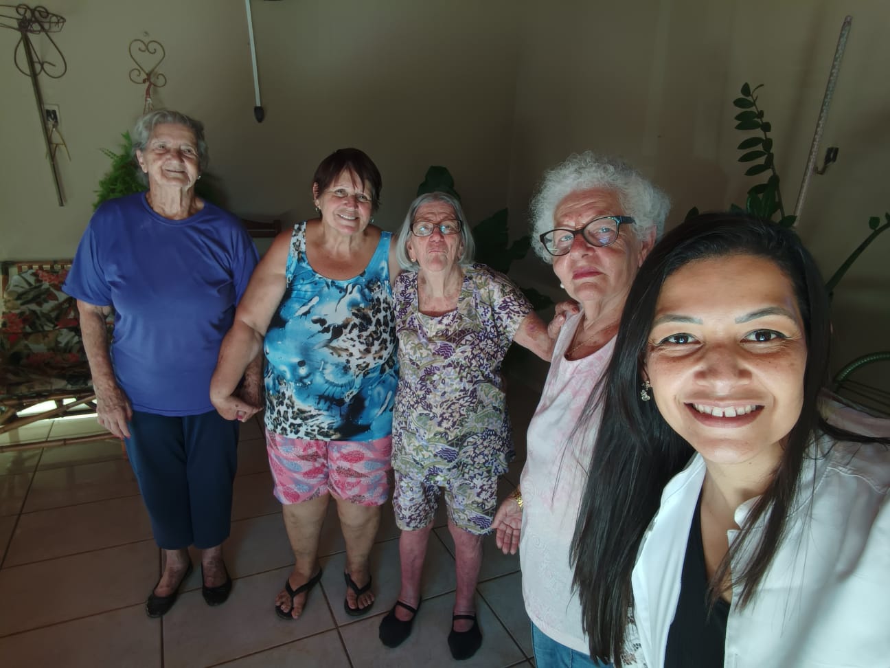 Maisa com pacientes em atendimento domiciliar