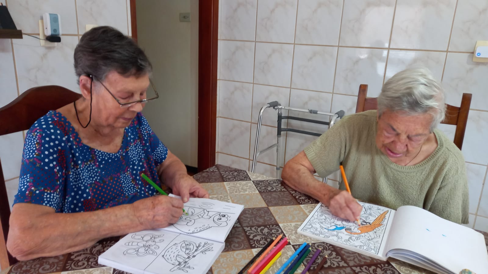 Pacientes idosas em atividade terapêutica com desenho e coordenação