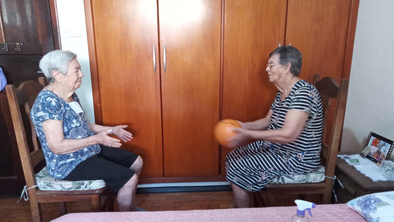 Pacientes idosas em exercício funcional com bola