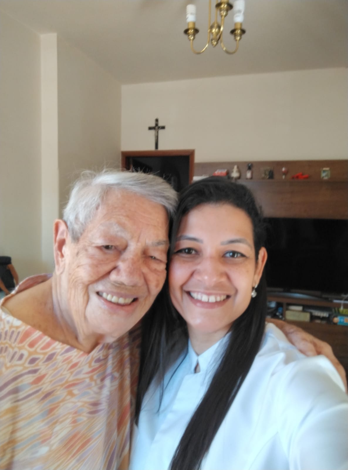 Maisa com paciente idoso durante atendimento domiciliar