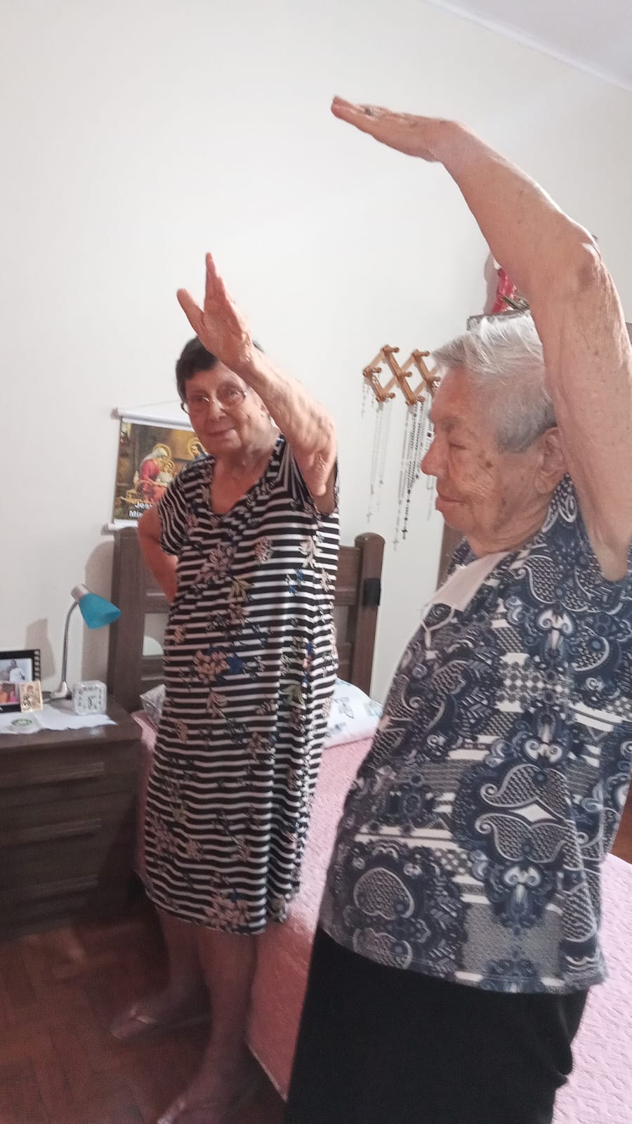Pacientes realizando exercício de mobilidade dos braços