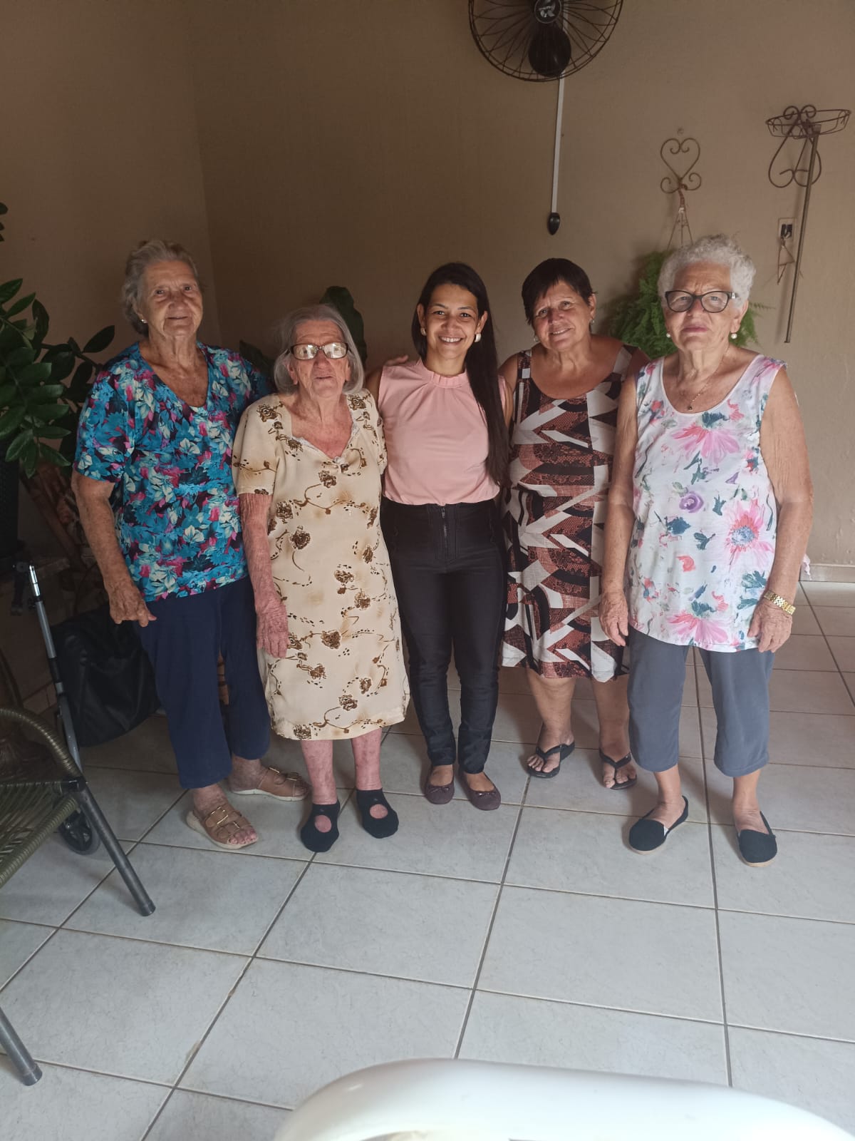 Maisa junto com grupo de pacientes idosas
